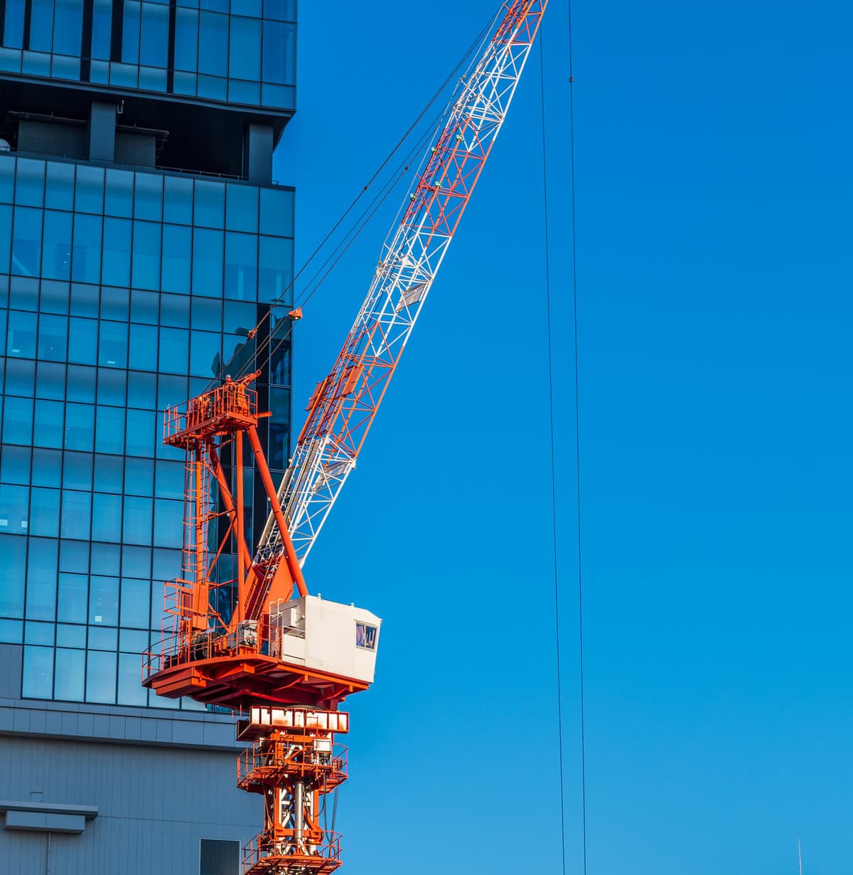 Grúa de construcción en proyecto de infraestructura